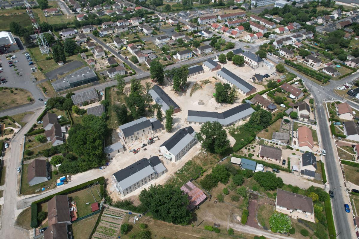 Béguinage "Juliette Darle", un ensemble de 25 maisons de plain pied à Aubigny-sur-Nère (18- Cher) pour des séniors autonomes. Maison à partir de 535€/mois loyer et service d'animation 5 jours sur 7 inclus.