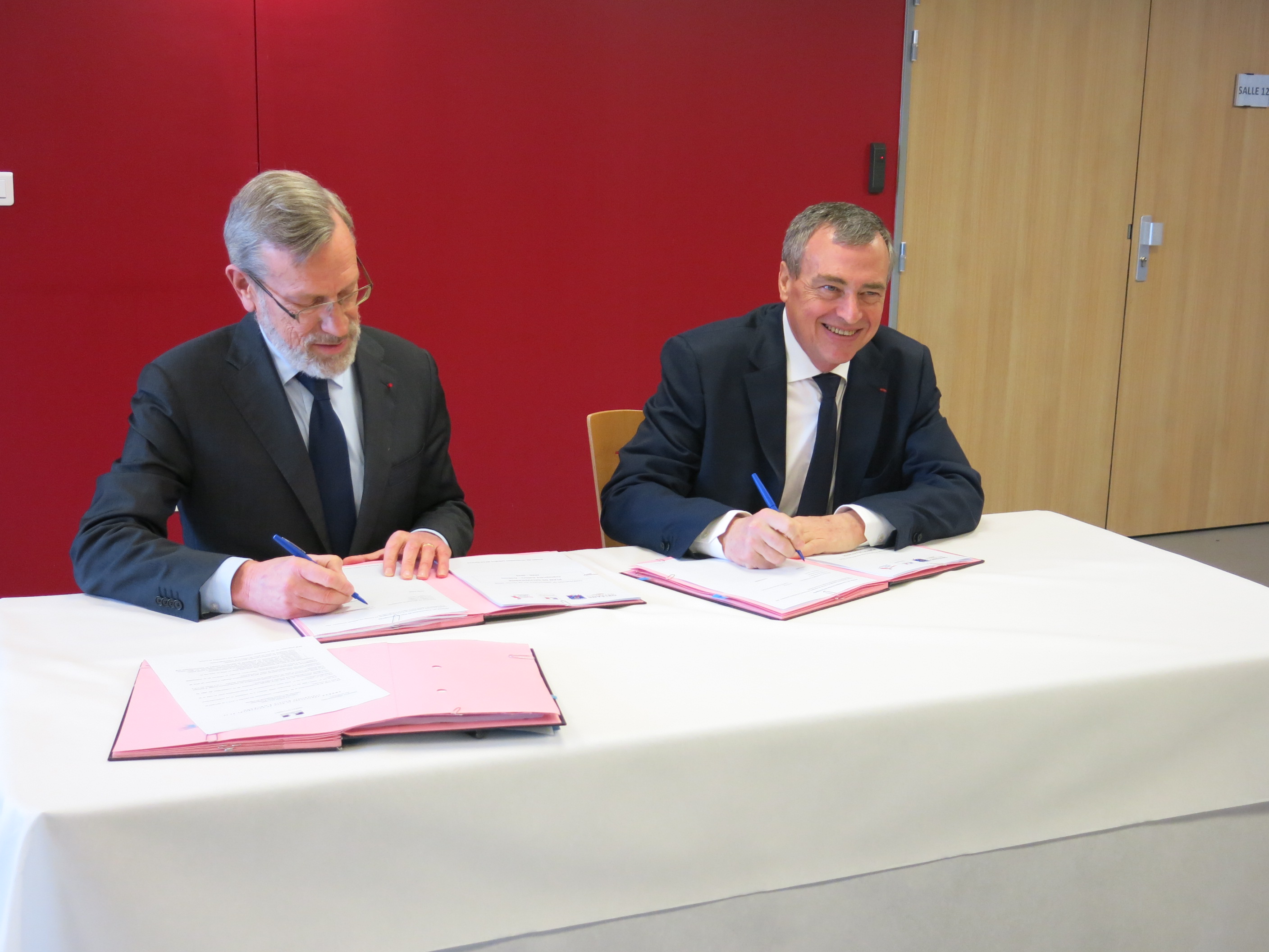 * Conventions signées par Pierre Pouëssel, Préfet de la région Centre-Val de Loire et du Département du Loiret & Olivier Carré, Maire d'Orléans et Président d'Orléans Métropole.